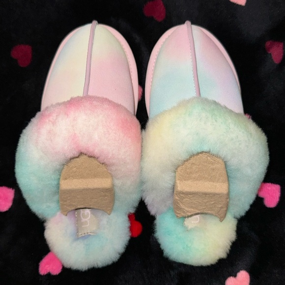 UGGS NEW IN BOX - Picture 2 of 6